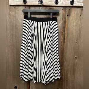 2016 Express Pull-On Pleated Skirt in Black White Stripe Size Small Women’s